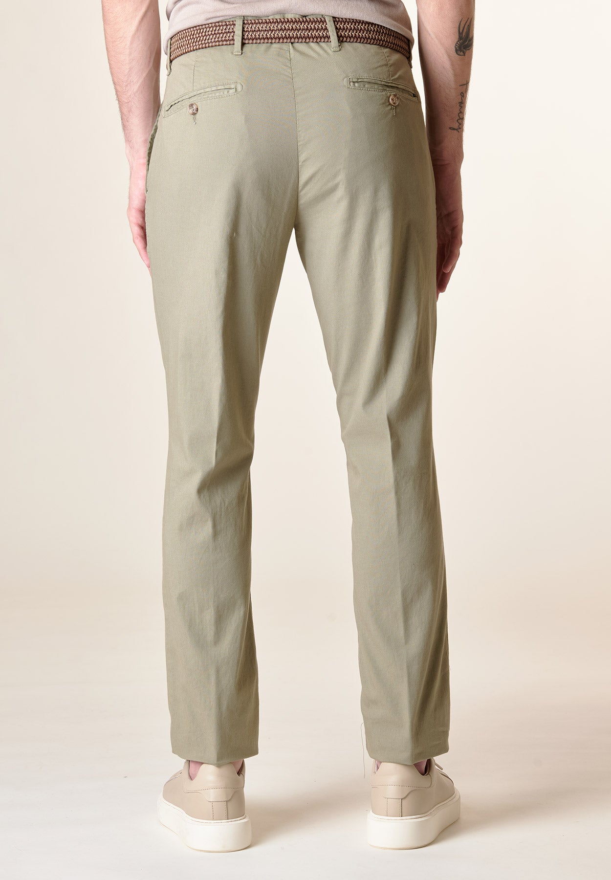 Salbeifarbene Hose aus Stretch-Baumwolle mit normaler Passform