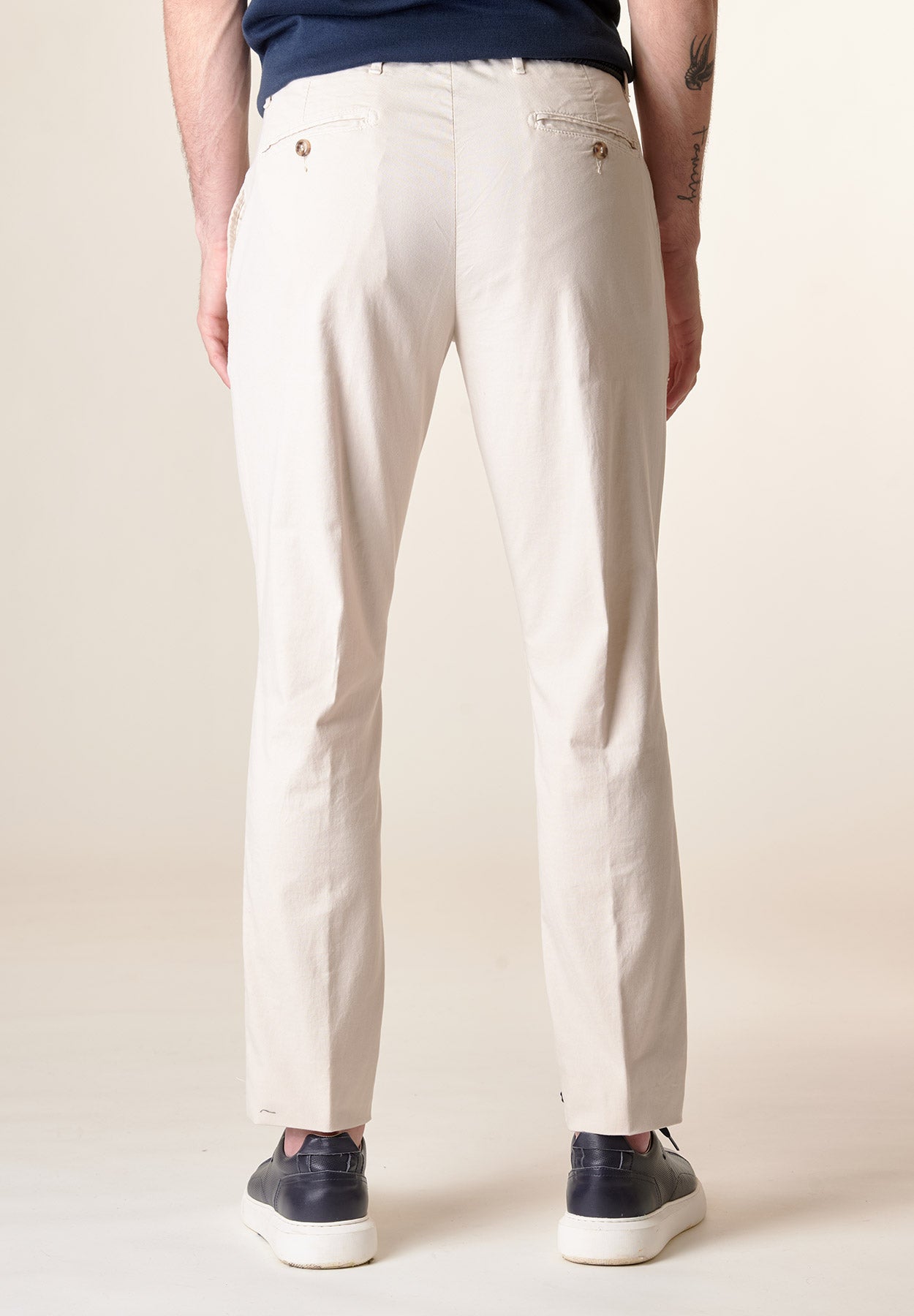 Beigefarbene Hose aus Stretch-Baumwolle mit normaler Passform