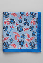 Hellblaue Seidenblumen-Clutch