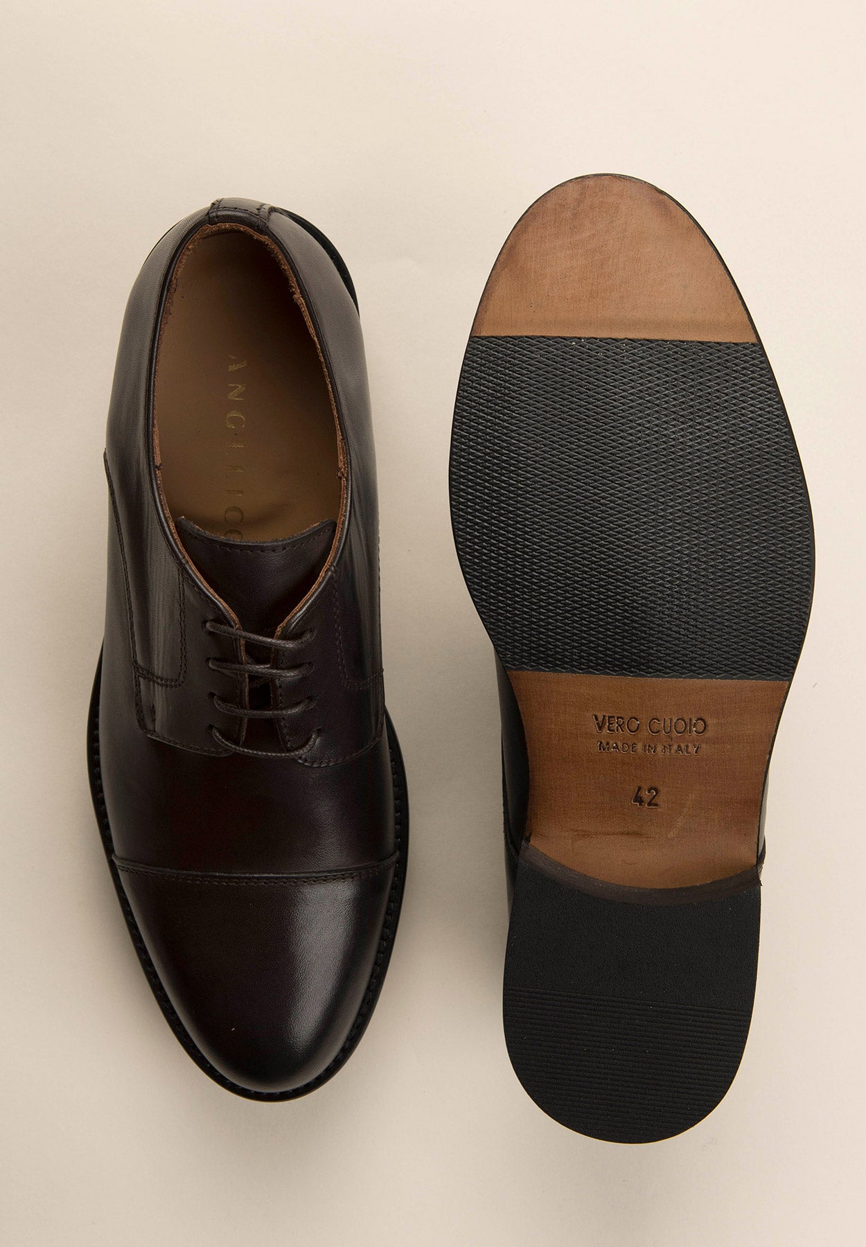 Dunkelbrauner Derby-Schuh aus Leder mit genähter Zehenkappe