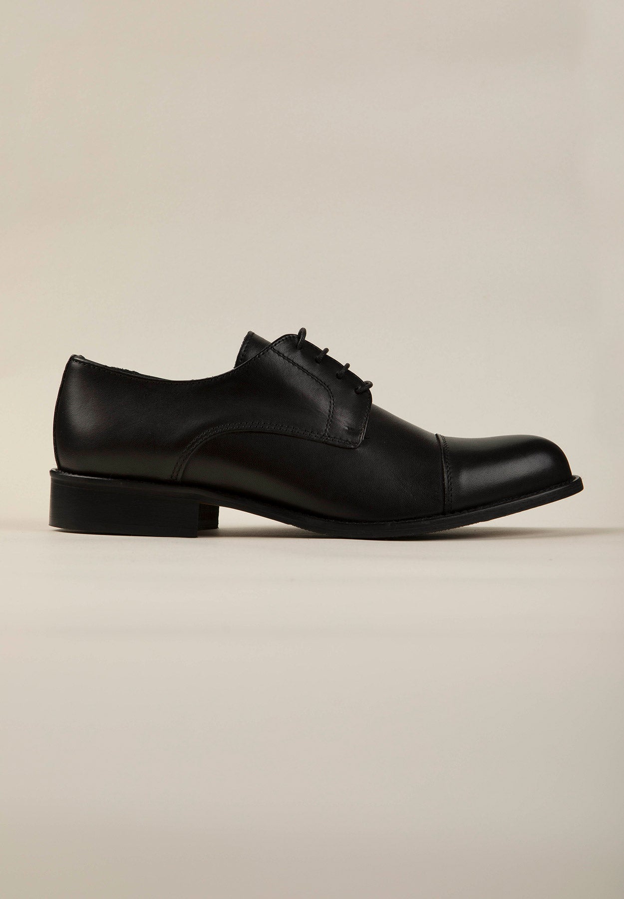 Schwarzer Derby-Schuh aus Leder mit genähter Zehenkappe
