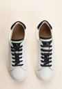 Weiße Ledersneaker mit blauen Schnürsenkeln