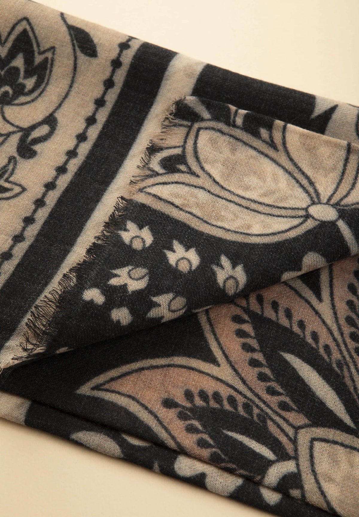 Sciarpa beige lana fantasia astratta nera Angelico 3