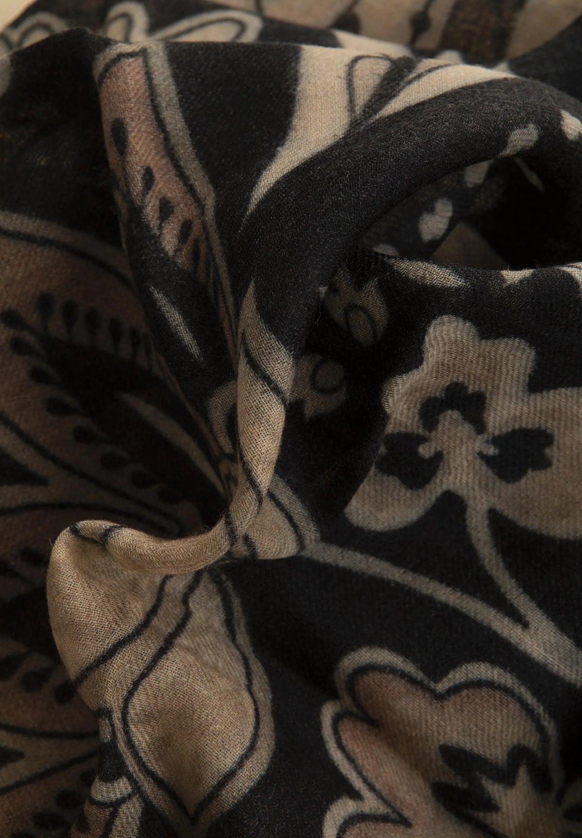 Sciarpa beige lana fantasia astratta nera Angelico 2