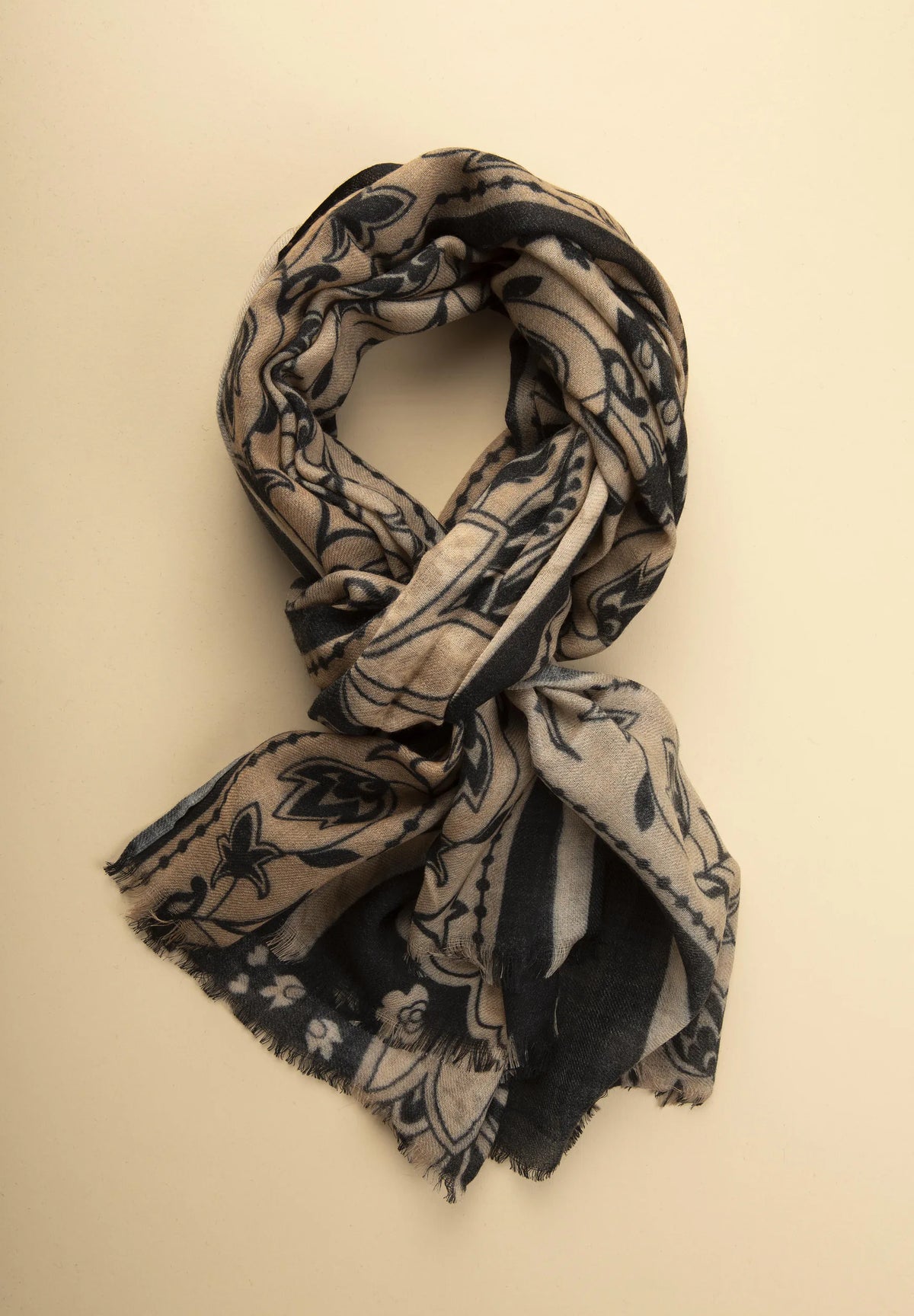Sciarpa beige lana fantasia astratta nera Angelico 1