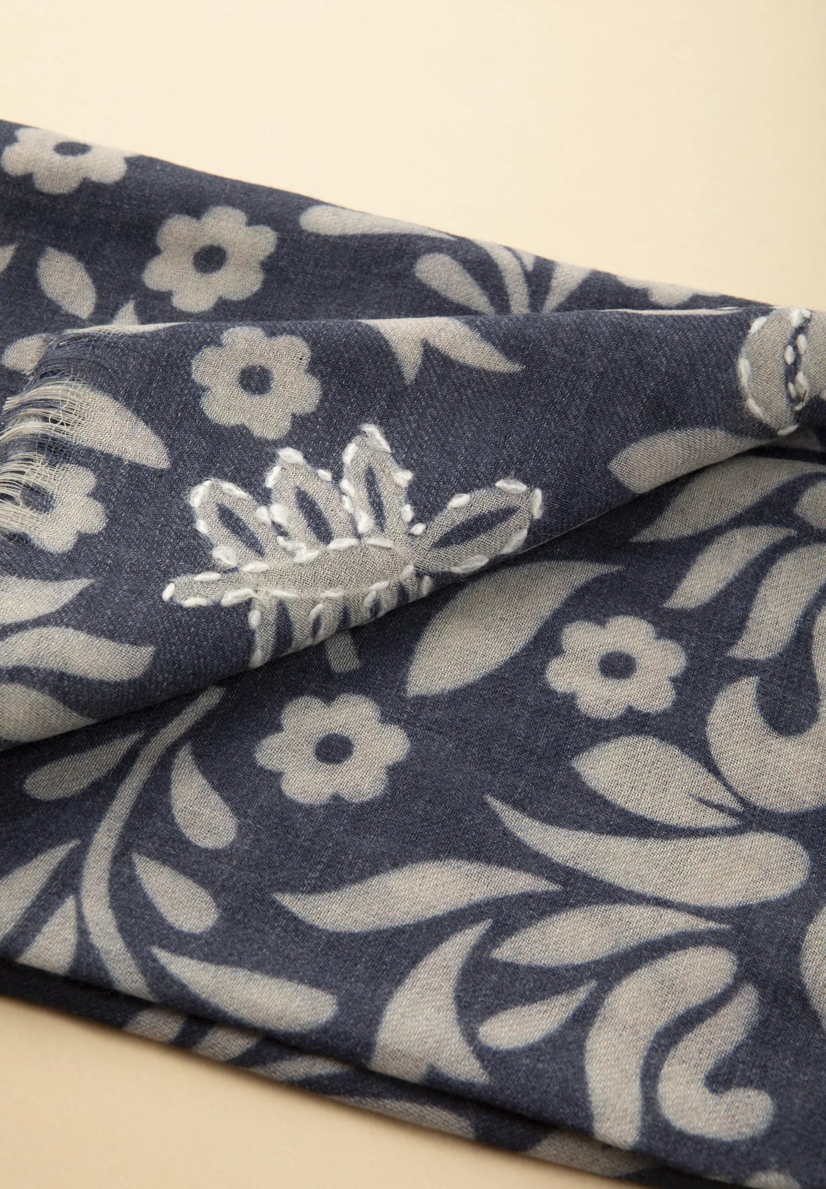 Wollschal Stickerei - Blau Angelico 3