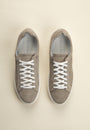 Grauer Wildleder-Sneaker