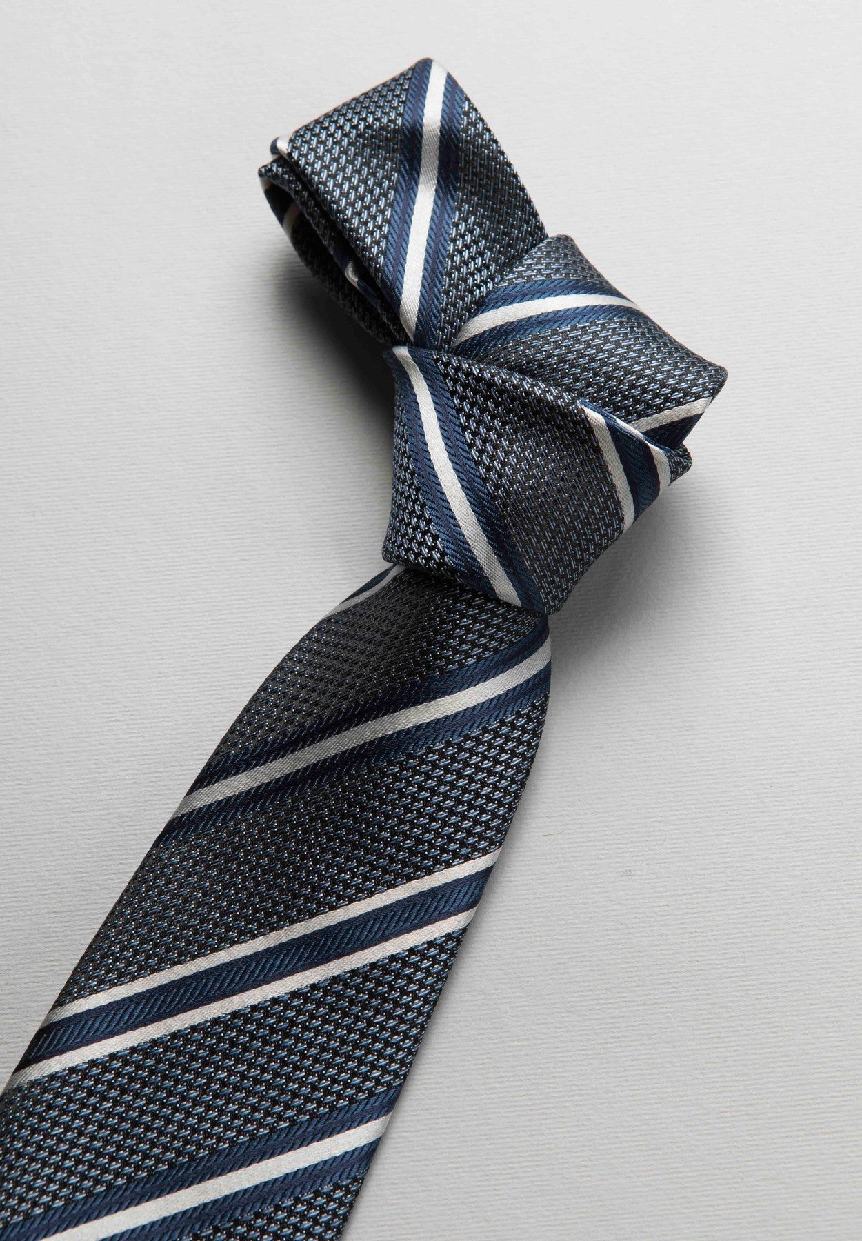Cravatta rigata avio-perla-blu seta