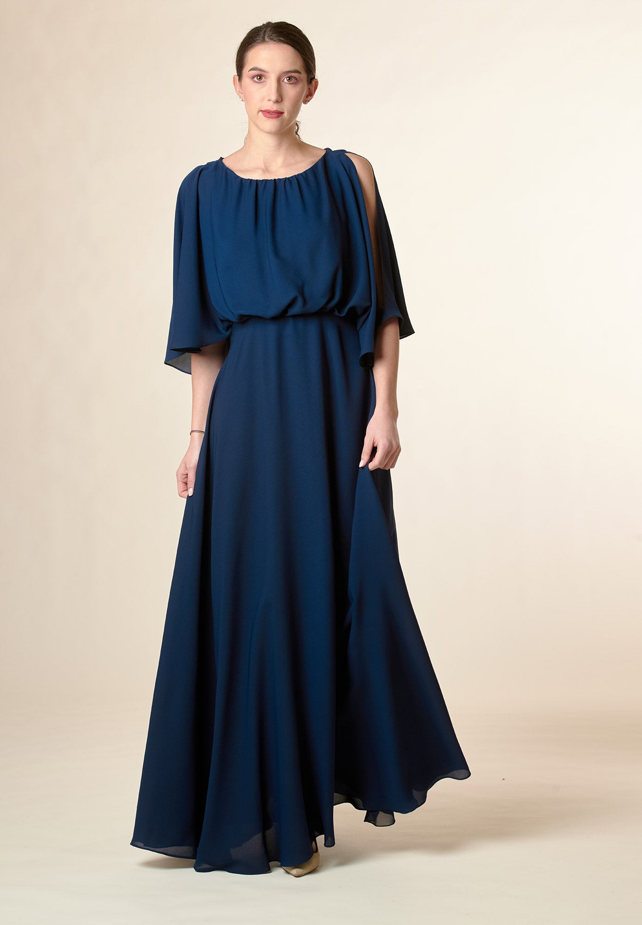 Langes blaues Kleid mit offenen Ärmeln