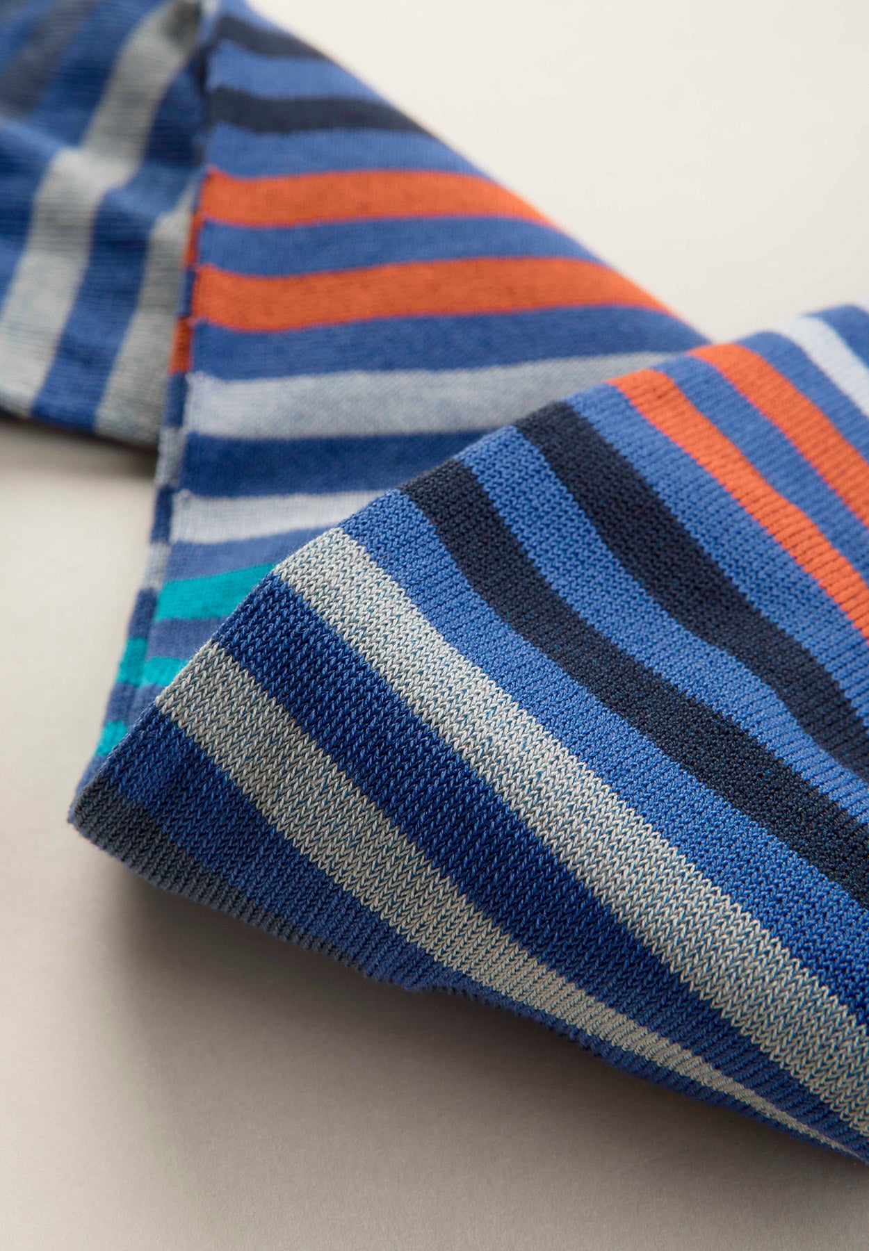 Königliche Socken aus Stretch-Baumwolle mit mehrfarbigen Streifen