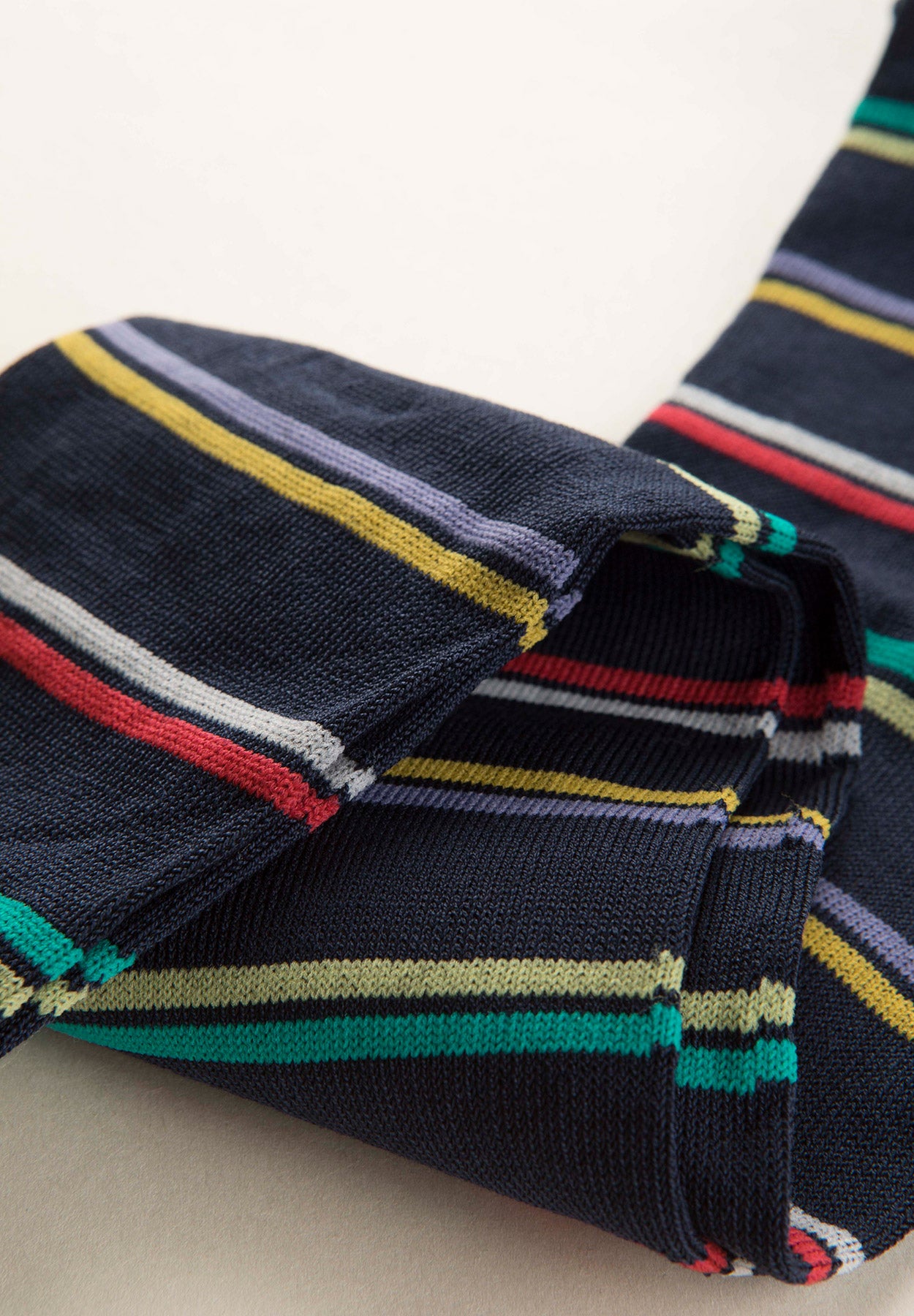 Blaue Socken aus Stretch-Baumwolle mit mehrfarbigen Streifen