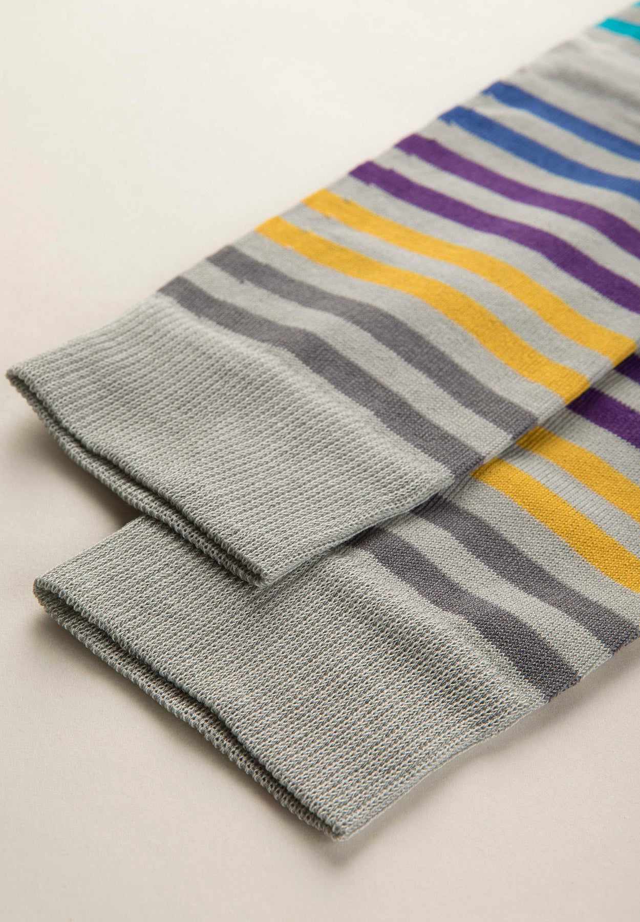 Graue Socken aus Stretch-Baumwolle mit mehrfarbigen Streifen