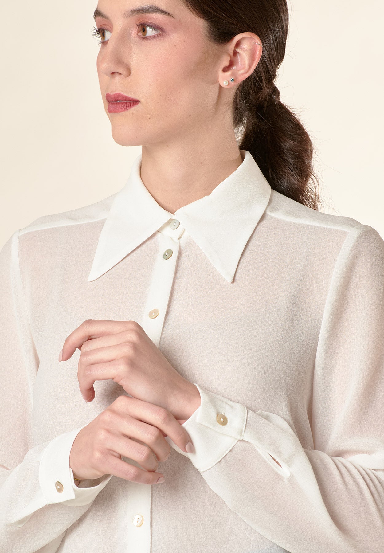 White crepe point collar shirt