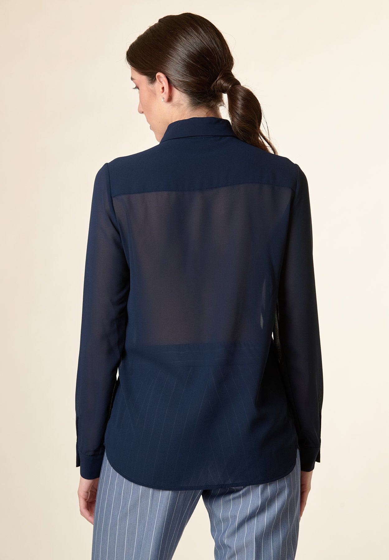 Blue crepe pointed collar shirt