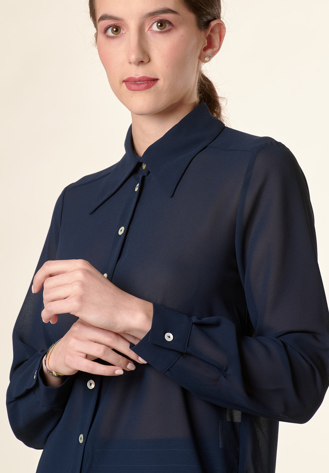Blue crepe pointed collar shirt