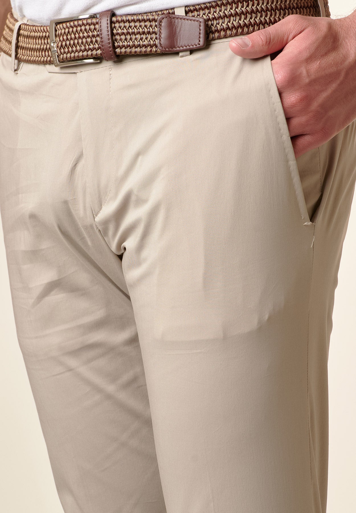 Beigefarbene Slim-Fit-Hose aus technischer Baumwolle mit Umschlag