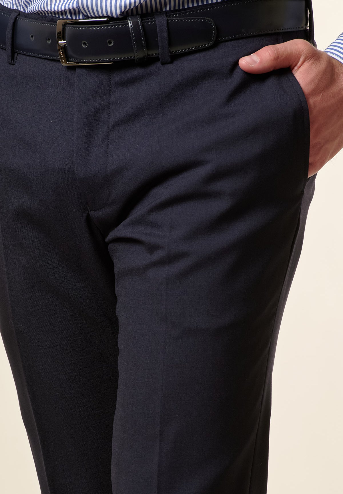 Maßgeschneiderte blaue Hose aus Schurwoll-Canvas