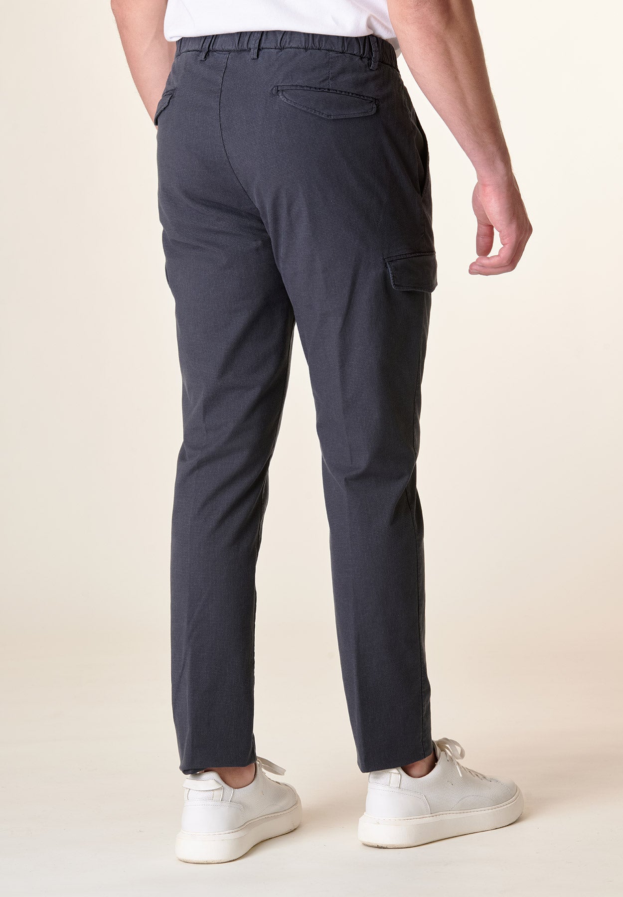 Schmale blaue Hose mit Kordelzugtaschen und elastischem Bund