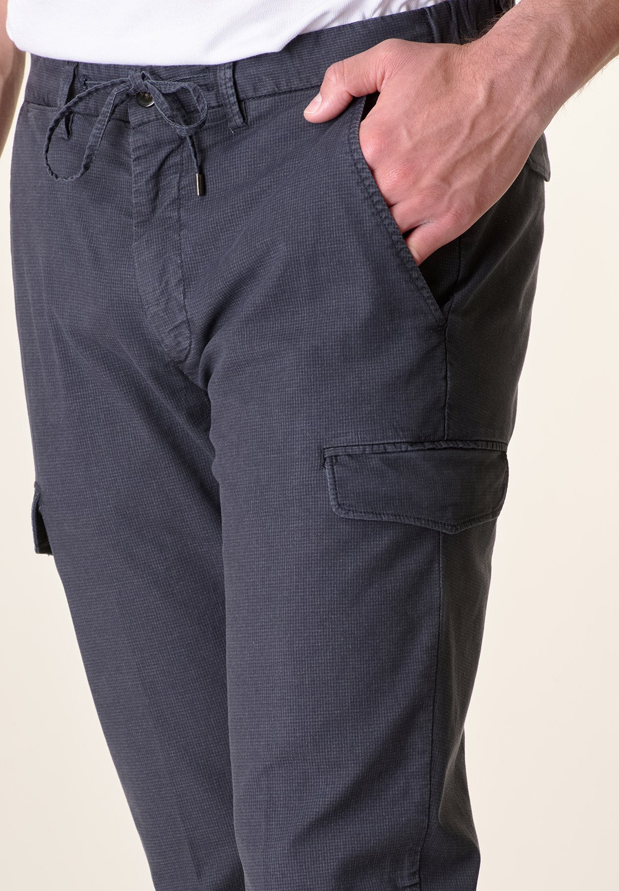Schmale blaue Hose mit Kordelzugtaschen und elastischem Bund