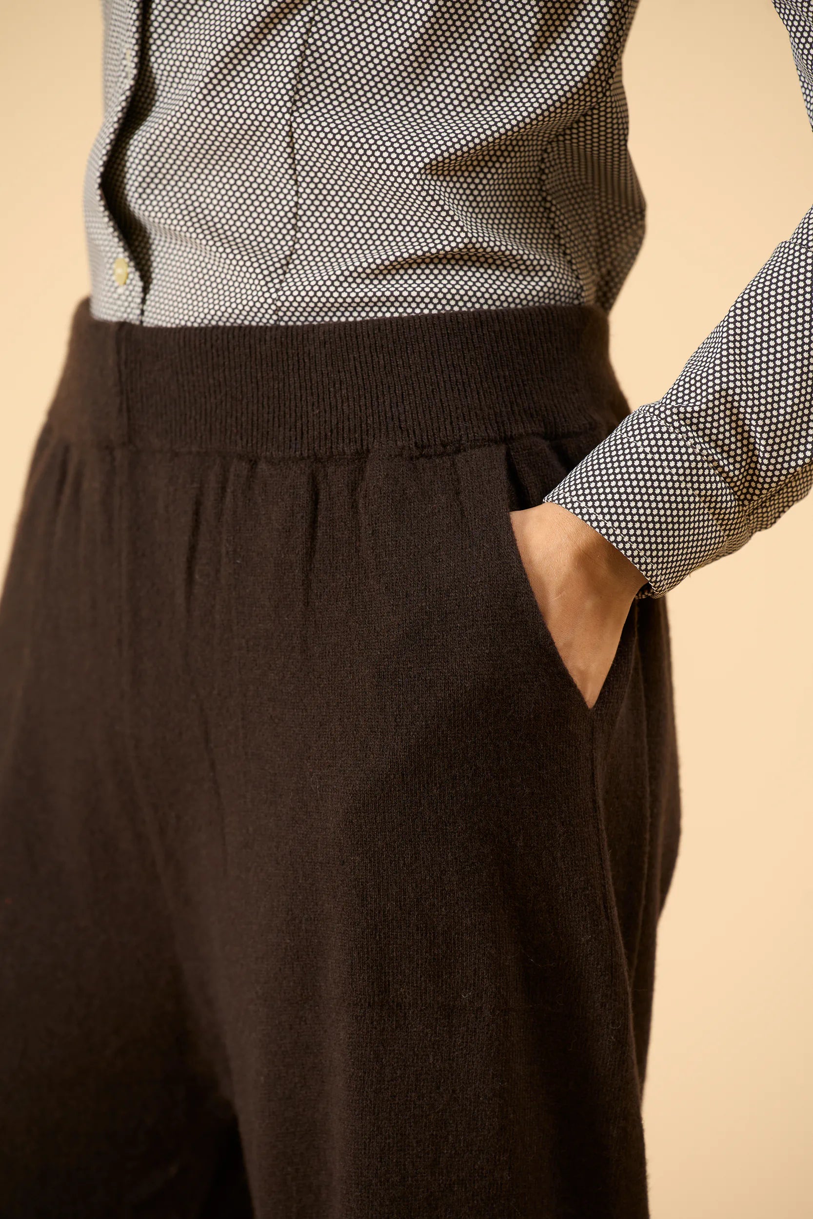 Pantalone marrone misto cashmere con elastico Angelico 2